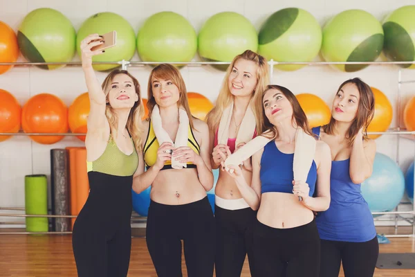 Группа девушек в фитнес-классе делает селфи — стоковое фото