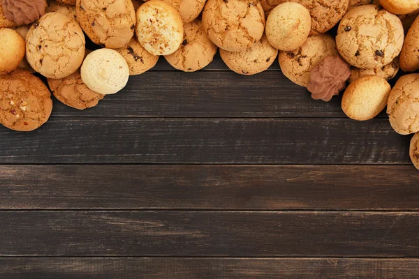 Biscoitos e biscoitos em madeira marrom com espaço de cópia — Fotografia de Stock