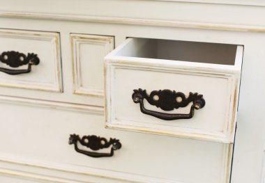 Siyah metal kolları açık çekmecevintage ahşap göğüs