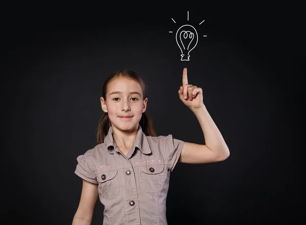 La niña tiene una idea. Niño muestra el dedo hacia arriba, signo eureka —  Fotos de Stock