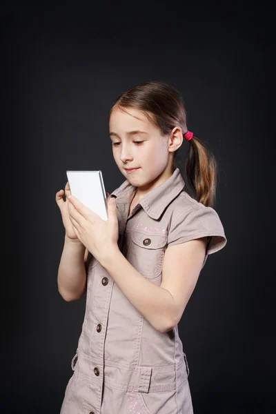 Retrato de pantalla táctil chica seria en el teléfono móvil — Foto de Stock