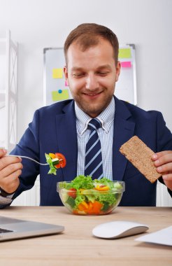 Adam sağlıklı iş yemeği modern ofis iç vardır.