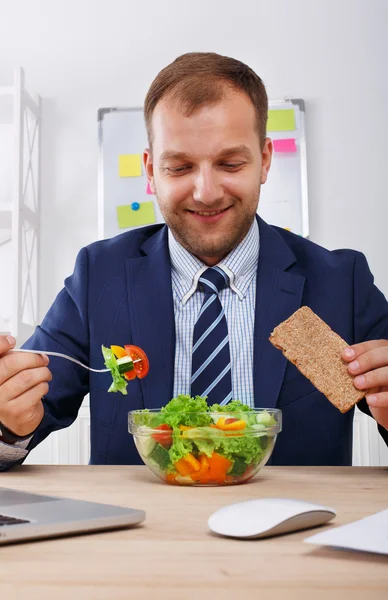 Homem tem almoço de negócios saudável no interior do escritório moderno — Fotografia de Stock