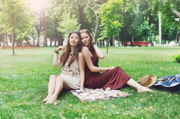 Twee gelukkige boho chique stijlvol vriendinnen picknick in het park — Stockfoto