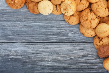 Kurabiye ve bisküvi, mavi ahşap kopya alanı ile