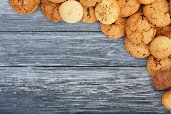 Biscoitos e biscoitos em madeira azul com espaço de cópia — Fotografia de Stock