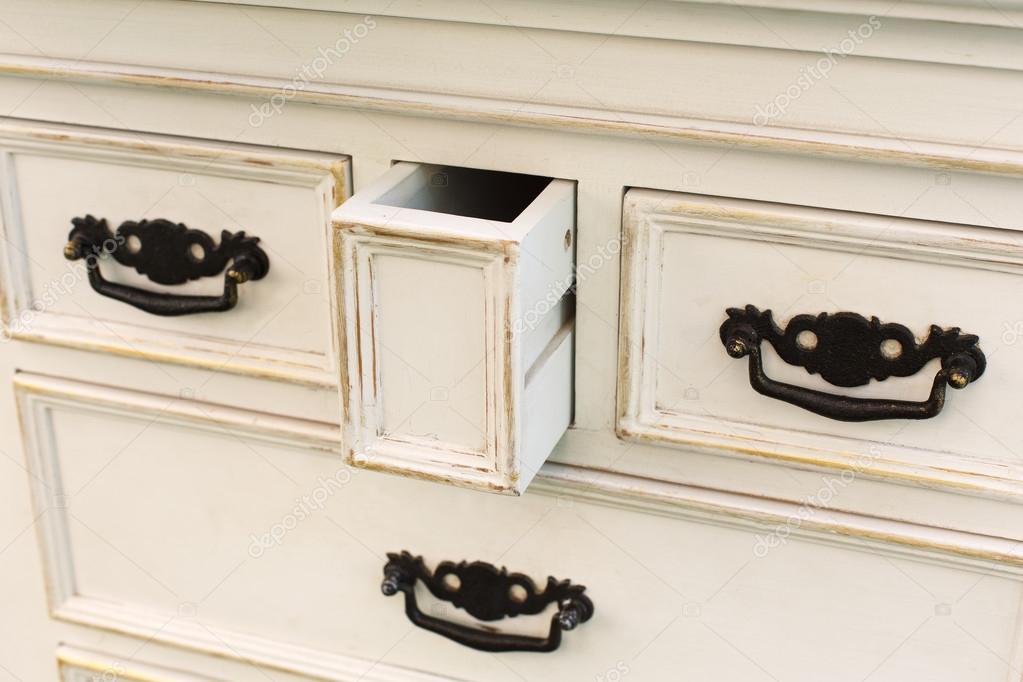 Vintage Wooden Chest Of Drawers With Black Metal Handles Open Vintage Wooden Chest Of Drawers With Black Metal Handles Open Stockfoto