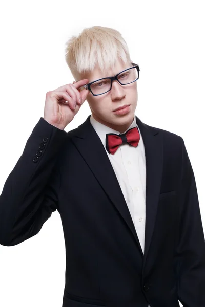Albino jovem retrato em óculos e terno isolado . — Fotografia de Stock