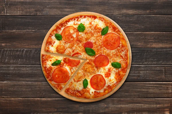 Köstliche italienische vegetarische Pizza Margherita von oben — Stockfoto