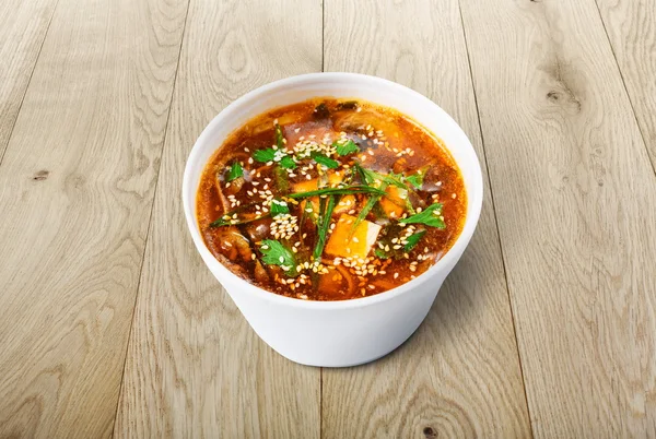 Entrega de comida quente - sopa miso em madeira — Fotografia de Stock