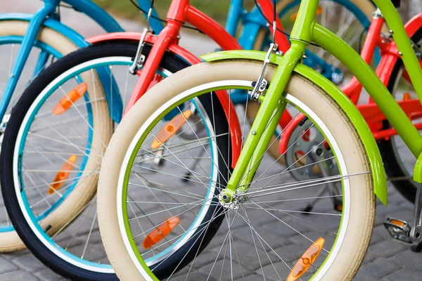 Primer plano de las bicicletas de mujer de ciudad de colores brillantes al aire libre —  Fotos de Stock