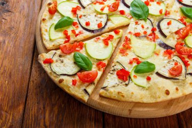 Patlıcan ve kabak lezzetli vejetaryen pizza