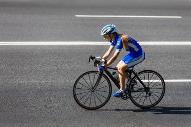 Kadın bisikletçi yolda yarış bisikleti rides