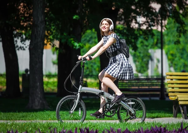 젊은 여자는 공원에서 자전거 타기 — 스톡 사진