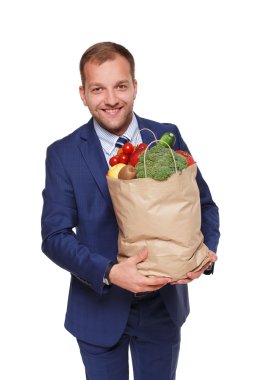 Mutlu bir adam tutmak sağlıklı gıda, izole bakkal alıcı ile çanta