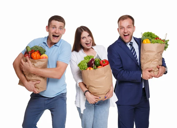 La gente feliz sostiene bolsas con alimentos saludables, compradores de comestibles aislados — Foto de Stock