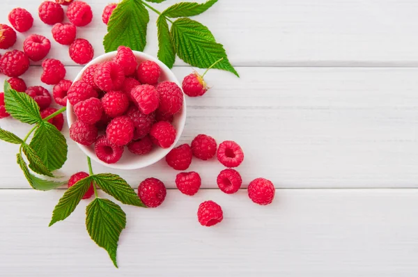 Framboises fraîches rouges sur fond de bois rustique blanc — Photo