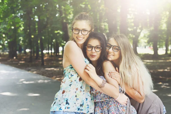 Három gyönyörű fiatal boho sikkes stílusos lány séta a parkban. — Stock Fotó