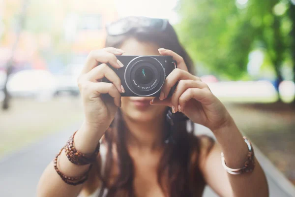 Outdoor Portret van drie vrienden nemen van foto's met een smartphone — Stockfoto