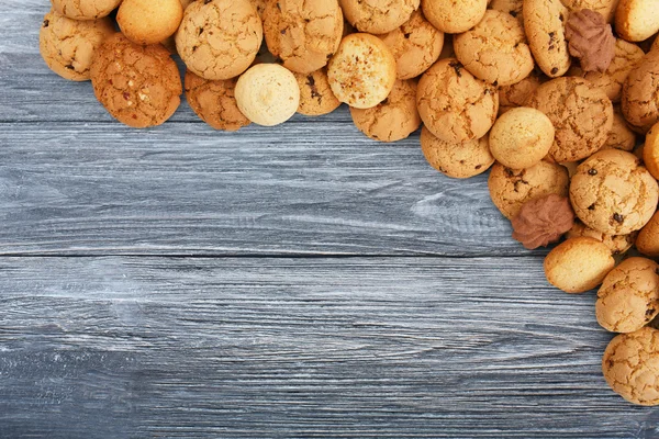 Biscoitos e biscoitos em madeira azul com espaço de cópia — Fotografia de Stock