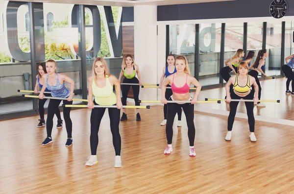 Grupo de mujeres jóvenes en la clase de fitness — Foto de Stock