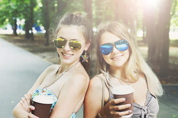 Two beautiful young boho chic stylish girls walking in park. — Stock Photo, Image