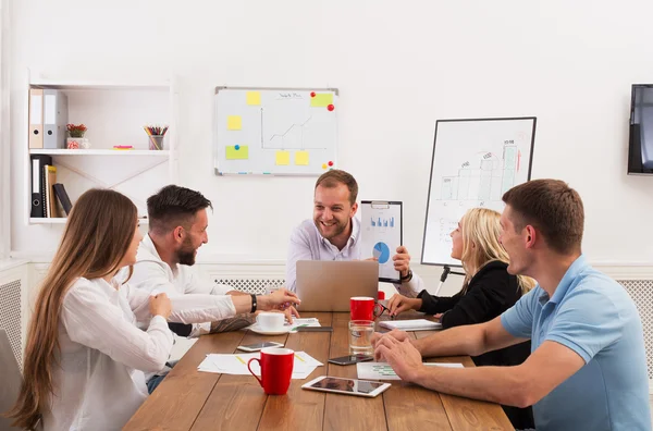 Zakelijke bijeenkomst. Jonge hipsters zakenmannen en -vrouwen op moderne kantoor — Stockfoto