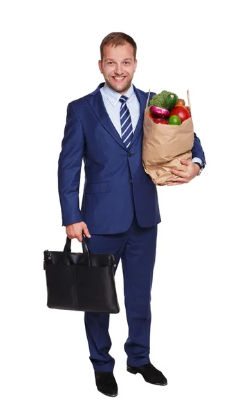 Hombre feliz bolsa de espera con alimentos saludables, comprador de comestibles aislado — Foto de Stock