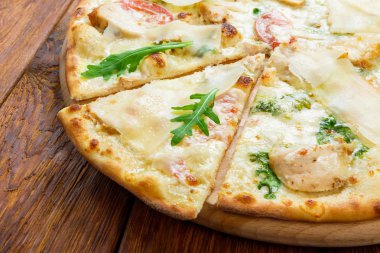 Tavuk, parmesan ve taze roka ile lezzetli pizza