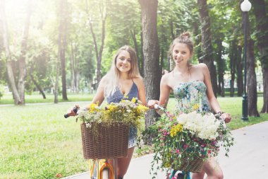 Bisiklet Park binmek birlikte mutlu boho chic kız
