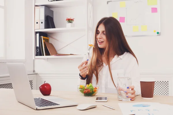 Frau isst gesundes Business-Lunch in modernem Bürointerieur — Stockfoto