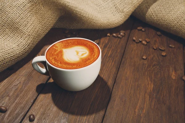 Taza de café capuchino a la madera — Foto de Stock