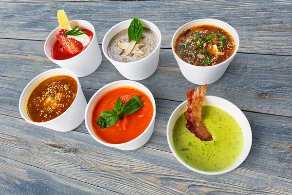 Різноманітність супів з різних кухонь на синьому дереві — стокове фото