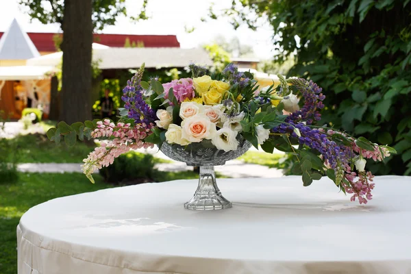 Beautiful flower bouquet outdoors. Wedding floristic decoration — Stock Photo, Image