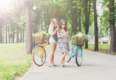 Bisiklet Park binmek birlikte mutlu boho chic kız