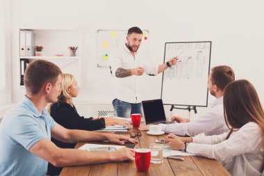 Proje sunumu. Genç hipsters işadamları ve modern ofis kadınlar
