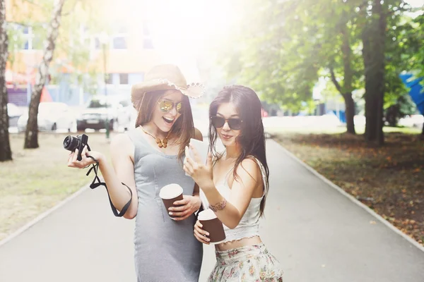 Outdoor portrait of three friends taking photos with a smartphone — Stock Photo, Image