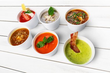 Çeşitli farklı mutfaklarından çorbalar