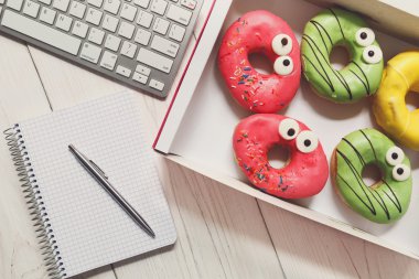 Ofiste iş öğle yemeği yemek, sırlı donuts üstten görünüm kutusu