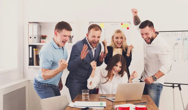 Щасливі ділові люди відзначають успіх в офісі — стокове фото