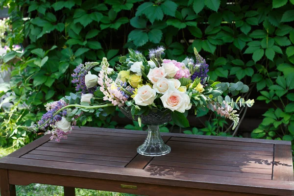 Hermoso ramo de flores al aire libre. Boda decoración florística — Foto de Stock