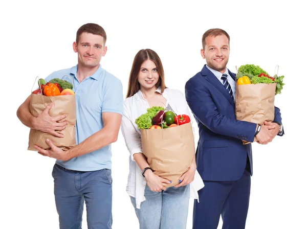 Pessoas felizes seguram sacos com alimentos saudáveis, compradores de supermercado isolados — Fotografia de Stock