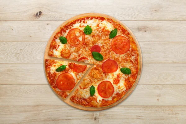 Köstliche italienische vegetarische Pizza Margherita von oben — Stockfoto