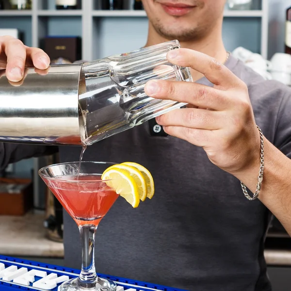 Barmans manos mezclando cóctel cosmopolita — Foto de Stock