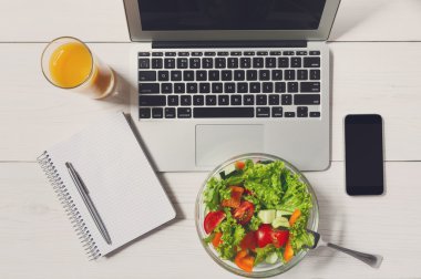 Sağlıklı bir iş öğle yemeği aperatif ofis, sebze salatası Üstten Görünüm