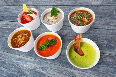Mavi ahşapfarklı mutfaklardan çorba çeşitleri