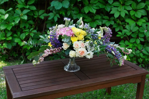 Hermoso ramo de flores al aire libre. Boda decoración florística — Foto de Stock