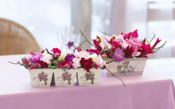 Hermosa decoración ramos de flores — Foto de Stock