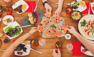İnsanlar Festival tablo akşam yemeğinde pizza yemek
