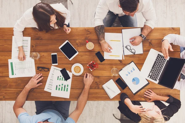 Groep drukke zakenman mensen werkzaam in kantoor, bovenaanzicht — Stockfoto